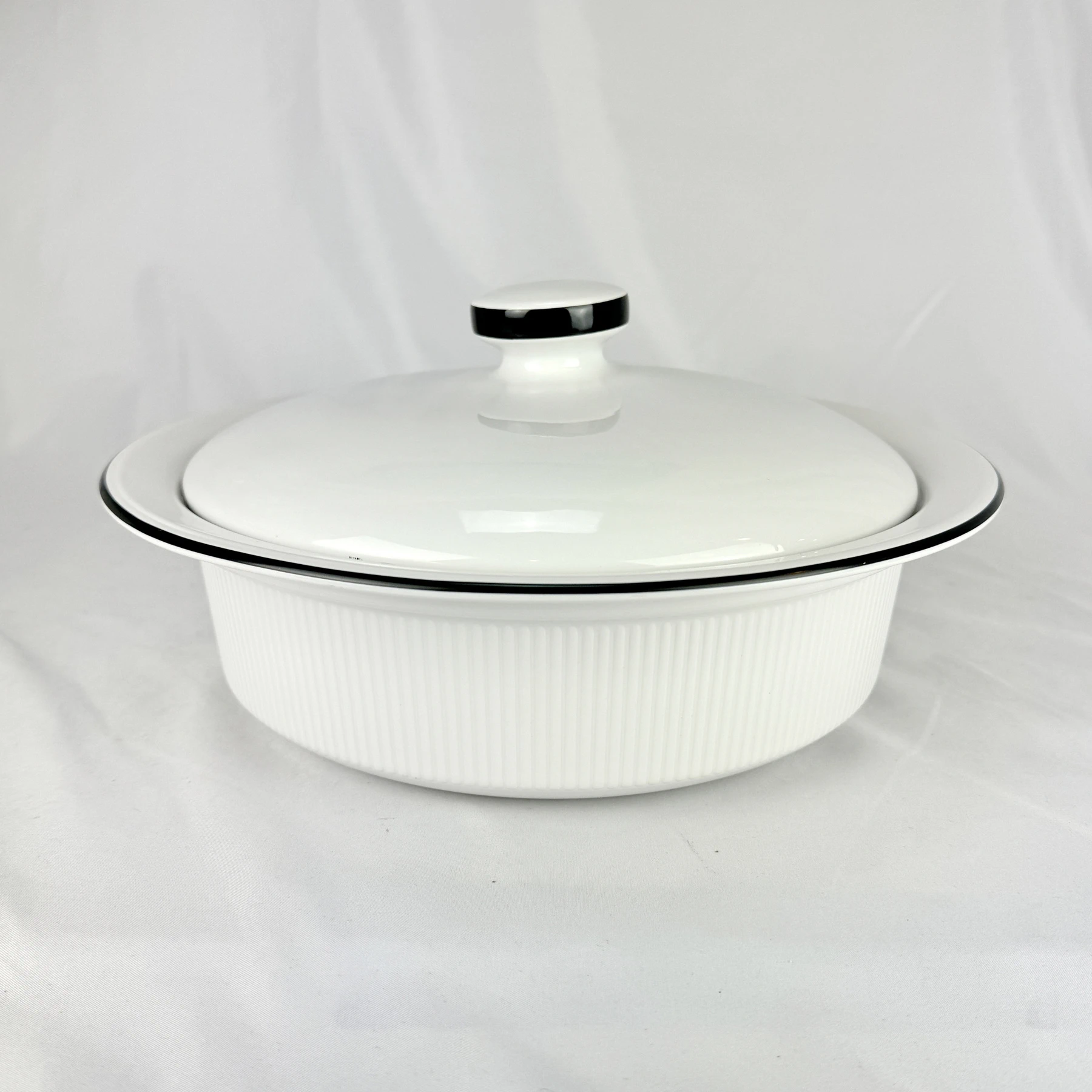 Corningware 2.5 QT White with Black Trim Round Covered Casserole Dish