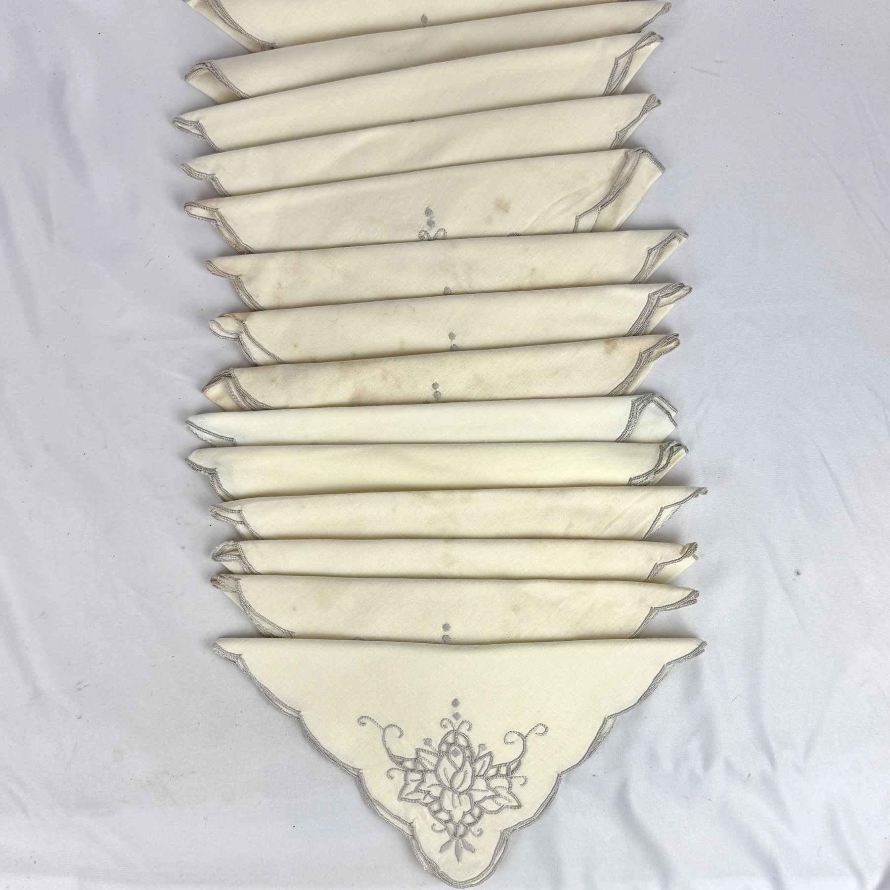 Set of 14 Vintage Embroidered Linen Napkins Cream Gray Floral Scalloped 15.5” - Image 2