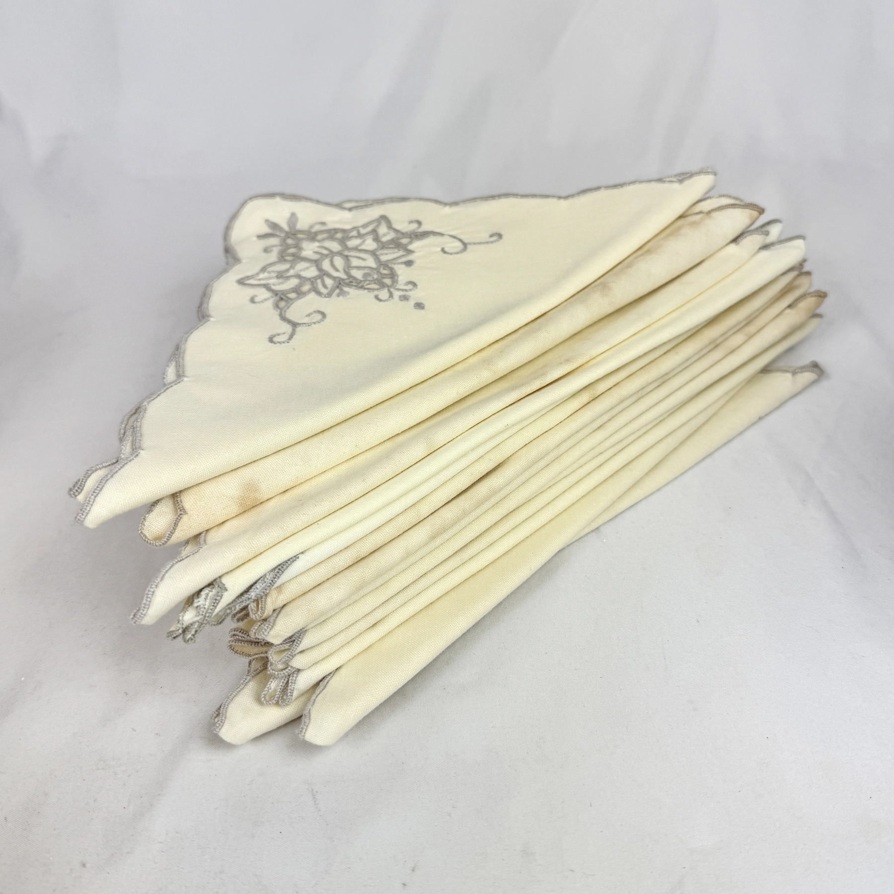 Set of 14 Vintage Embroidered Linen Napkins Cream Gray Floral Scalloped 15.5” - Image 3
