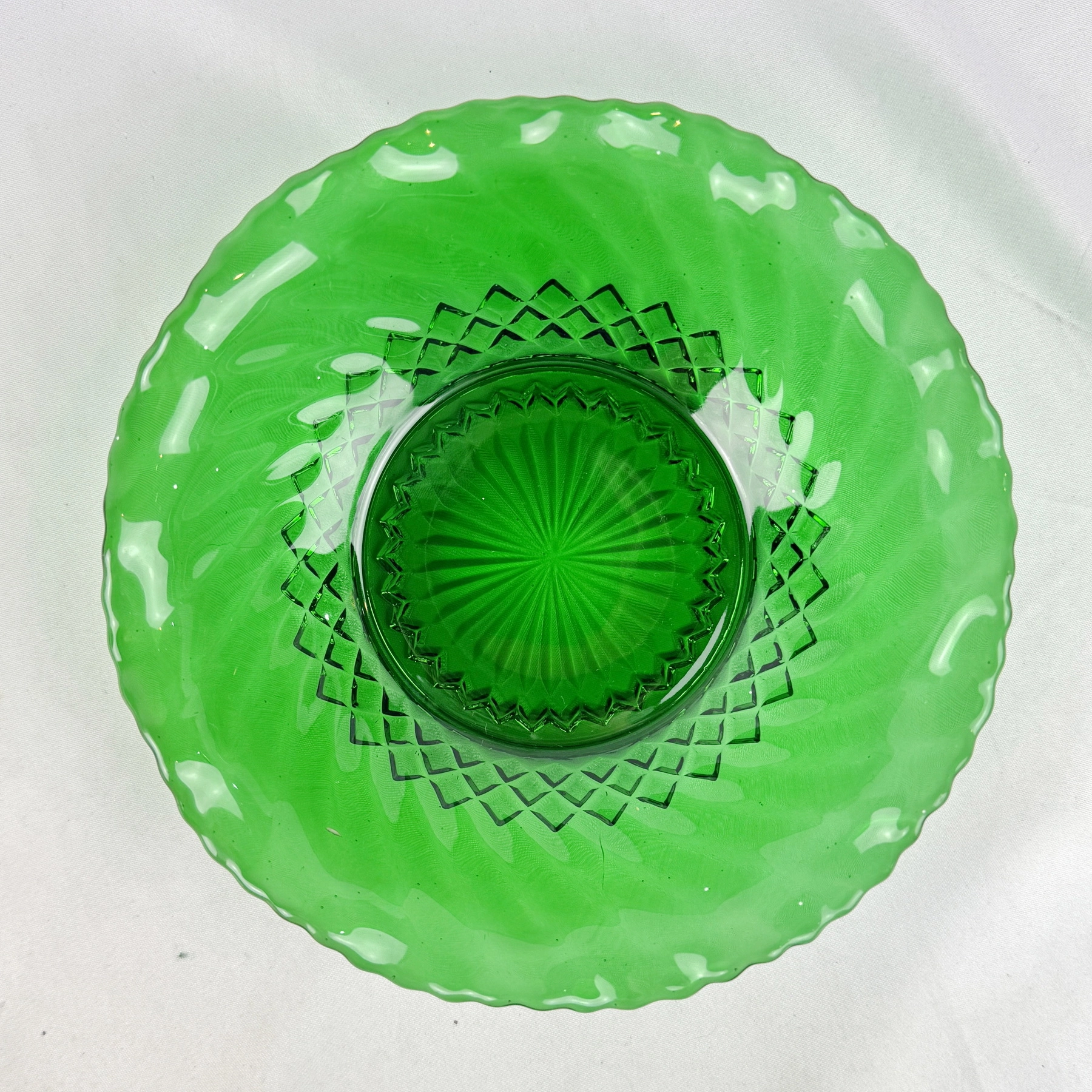 Vintage Emerald Green Depression Glass Console Bowl Scalloped Rim Diamond Cut - Image 3