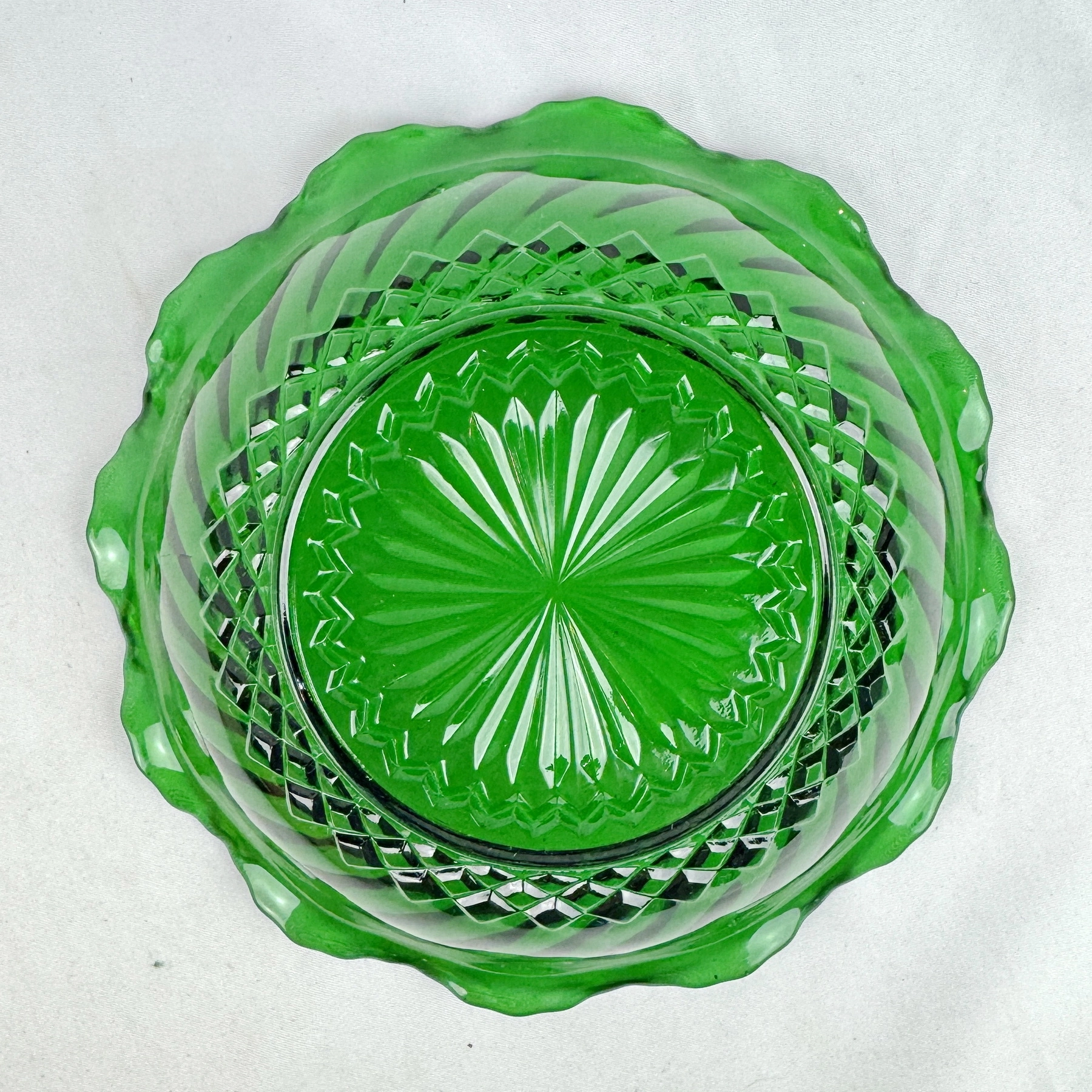 Vintage Emerald Green Depression Glass Console Bowl Scalloped Rim Diamond Cut - Image 4